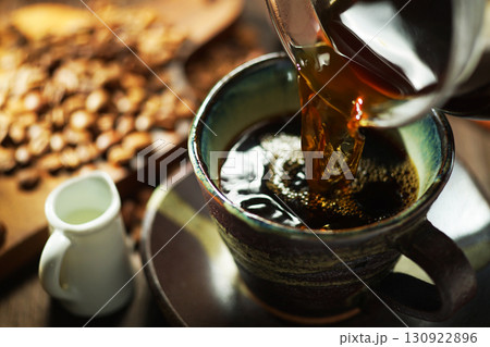 ホットコーヒー・コーヒーカップに注がれるコーヒー ホットコーヒー・コーヒーカップに注がれるコーヒー 130922896