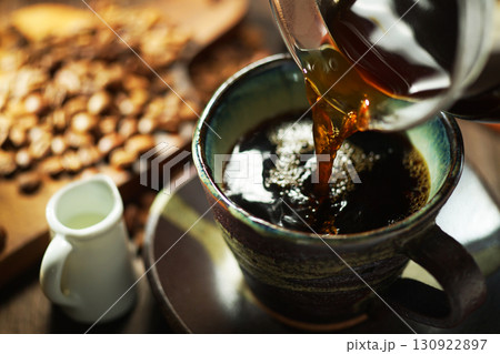 ホットコーヒー・コーヒーカップに注がれるコーヒー 130922897