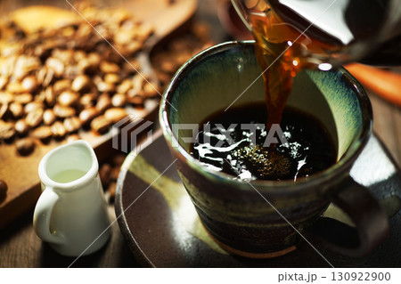 ホットコーヒー・コーヒーカップに注がれるコーヒー 130922900