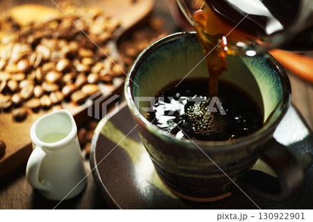 ホットコーヒー・コーヒーカップに注がれるコーヒー 130922901