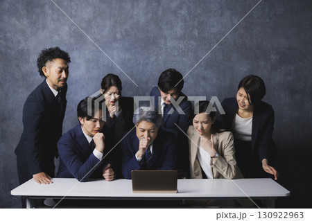 パソコンを見る人々 130922963