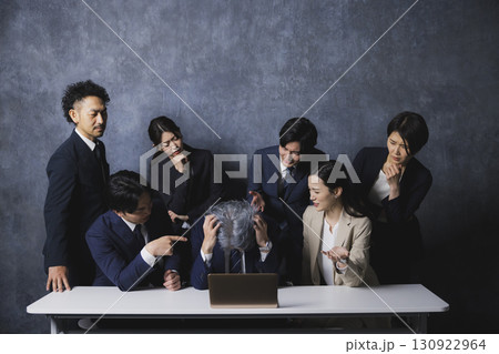 パソコンを見る人々 130922964