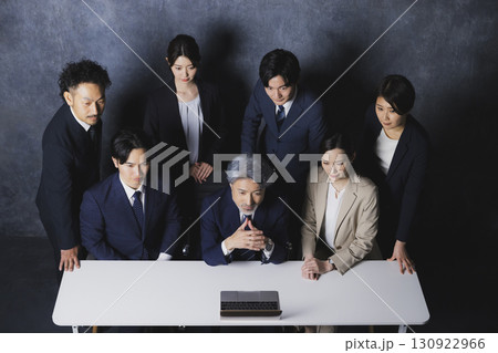 パソコンを見る人々 130922966