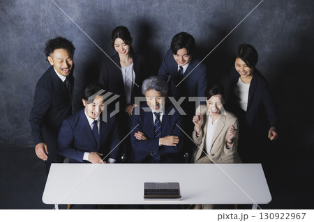 パソコンを見る人々 130922967