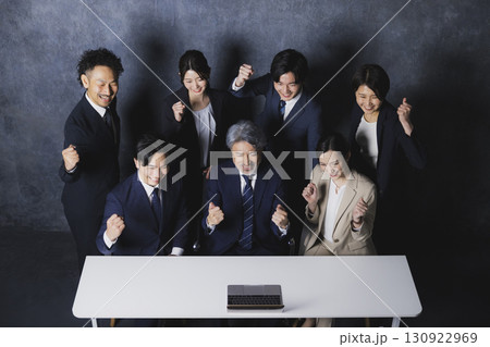 パソコンを見る人々 130922969