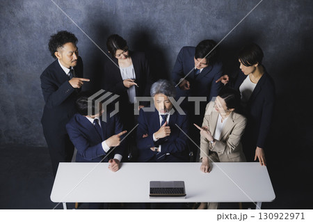 パソコンを見る人々 130922971