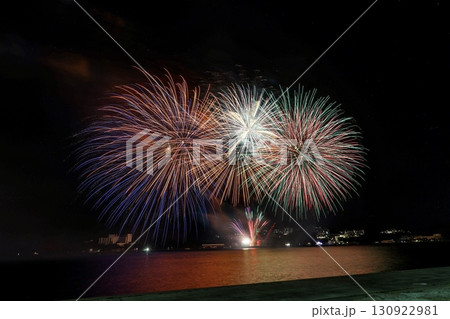 夏の夜空に咲く大輪の花火 130922981