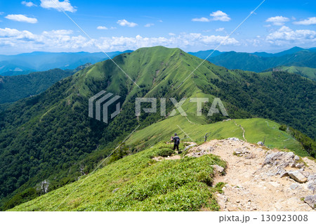 【日本百名山】剣山から次郎笈への稜線 真夏の風景1 徳島県三好市・那賀郡那賀町 【日本百名山】剣山から次郎笈への稜線 真夏の風景1 徳島県三好市・那賀郡那賀町 130923008