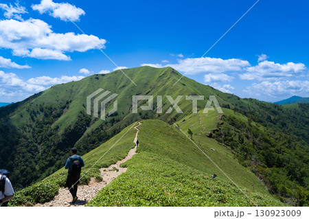 【日本百名山】剣山から次郎笈への稜線　真夏の風景2　徳島県三好市・那賀郡那賀町 130923009