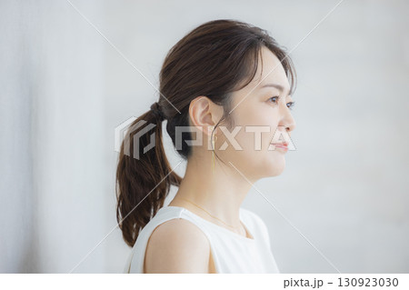 若い女性のビューティーイメージ 130923030