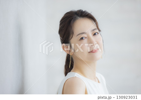 若い女性のビューティーイメージ 130923031