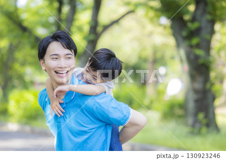 公園で遊ぶ親子 130923246