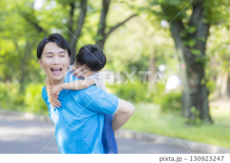 公園で遊ぶ親子 130923247