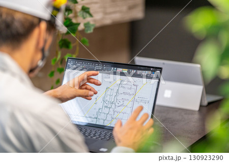 工事工程表を説明する男性主任技術者　ネットワーク工程表　工事監理　作業服 130923290