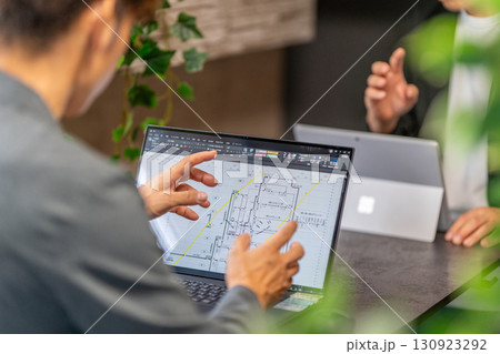 工事工程表を説明する男性一級建築士　ネットワーク工程表　工事監理　2人 130923292