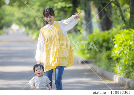 新緑の公園で遊ぶ母と息子 新緑の公園で遊ぶ母と息子 130923363