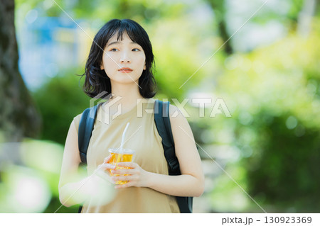 緑の中を歩く女性 130923369