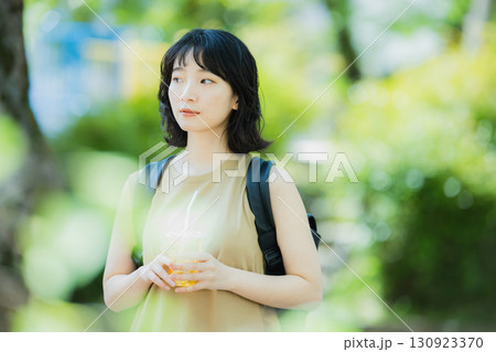 緑の中を歩く女性 130923370