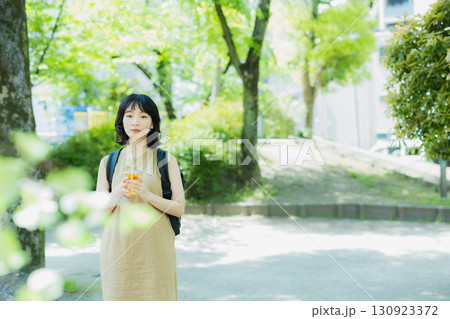 緑の中を歩く女性 130923372