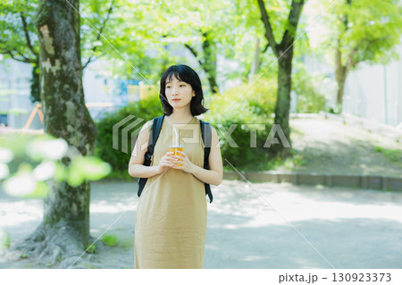 緑の中を歩く女性 緑の中を歩く女性 130923373