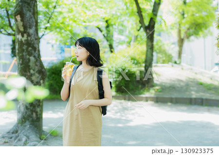 緑の中を歩く女性 130923375