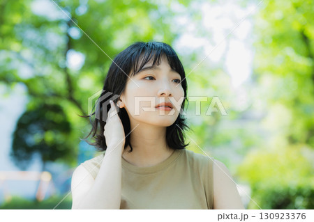 緑の中を歩く女性 緑の中を歩く女性 130923376