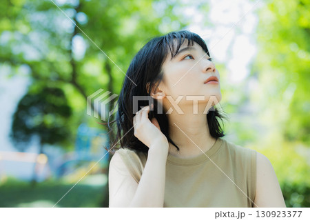 緑の中を歩く女性 130923377