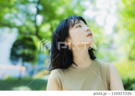 緑の中を歩く女性 130923380