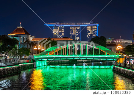 シンガポール 夜のシンガポール川、マリーナベイ・サンズの見える街並み 130923389