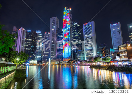 シンガポール 夜のシンガポール川、ボート・キーの街並み 130923391