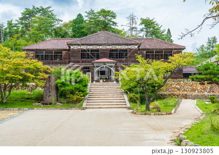 岡山県高梁市　吹屋ふるさと村の旧吹屋小学校校舎　本館 130923805