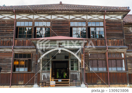 岡山県高梁市　吹屋ふるさと村の旧吹屋小学校校舎　本館 130923806