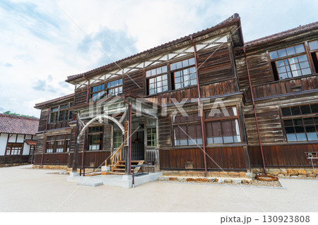 岡山県高梁市　吹屋ふるさと村の旧吹屋小学校校舎　本館 130923808