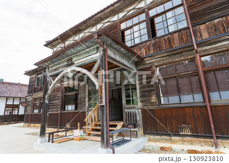 岡山県高梁市　吹屋ふるさと村の旧吹屋小学校校舎　本館 130923810