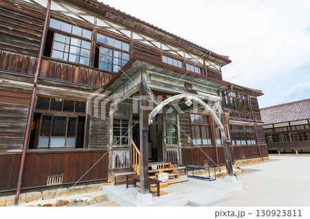 岡山県高梁市　吹屋ふるさと村の旧吹屋小学校校舎　本館 130923811