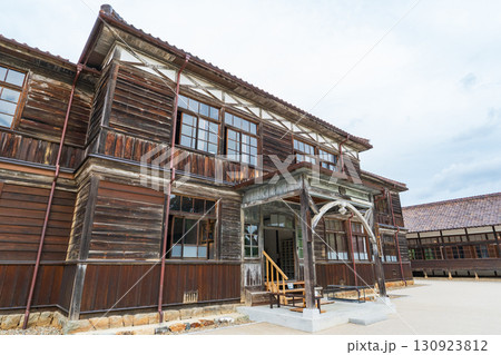岡山県高梁市 吹屋ふるさと村の旧吹屋小学校校舎 本館 岡山県高梁市 吹屋ふるさと村の旧吹屋小学校校舎 本館 130923812