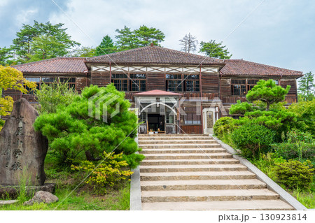 岡山県高梁市　吹屋ふるさと村の旧吹屋小学校校舎　本館 130923814