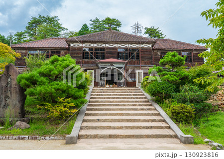 岡山県高梁市　吹屋ふるさと村の旧吹屋小学校校舎　本館 130923816