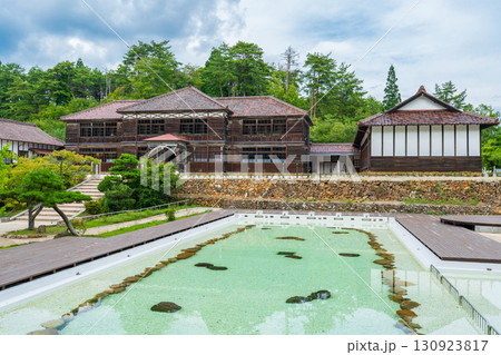 岡山県高梁市　吹屋ふるさと村の旧吹屋小学校校舎　本館 130923817