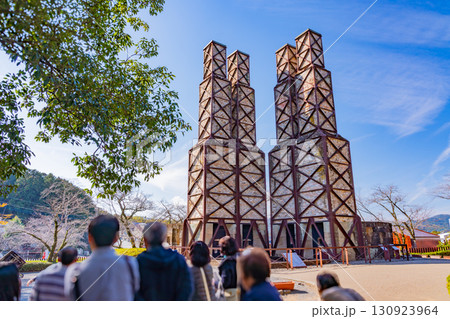 《静岡県》世界遺産・韮山反射炉　説明を聞く観光客 130923964