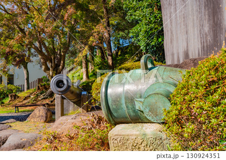 《静岡県》韮山反射炉に展示されている大砲 130924351