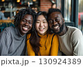 カフェで笑顔を見せる多国籍の友人たち 130924389