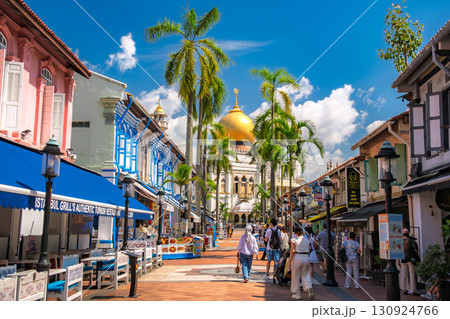 シンガポール 青空に映えるサルタン・モスク 130924766