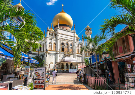 シンガポール 青空に映えるサルタン・モスク シンガポール 青空に映えるサルタン・モスク 130924773