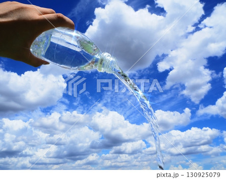 美しい青空とこぼれ落ちる水 130925079