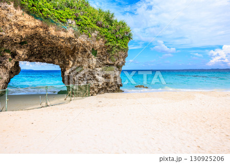 宮古島 砂山ビーチとエメラルドグリーンの海 宮古島 砂山ビーチとエメラルドグリーンの海 130925206