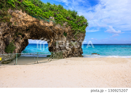 宮古島 砂山ビーチとエメラルドグリーンの海 130925207