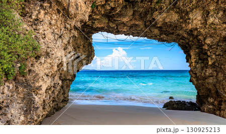 宮古島 砂山ビーチとエメラルドグリーンの海 宮古島 砂山ビーチとエメラルドグリーンの海 130925213