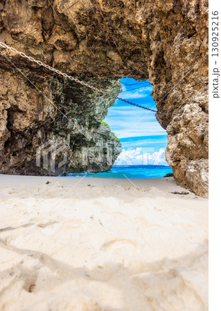 宮古島 砂山ビーチとエメラルドグリーンの海 130925216