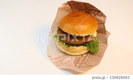 美味しそうなハンバーガー 130926083